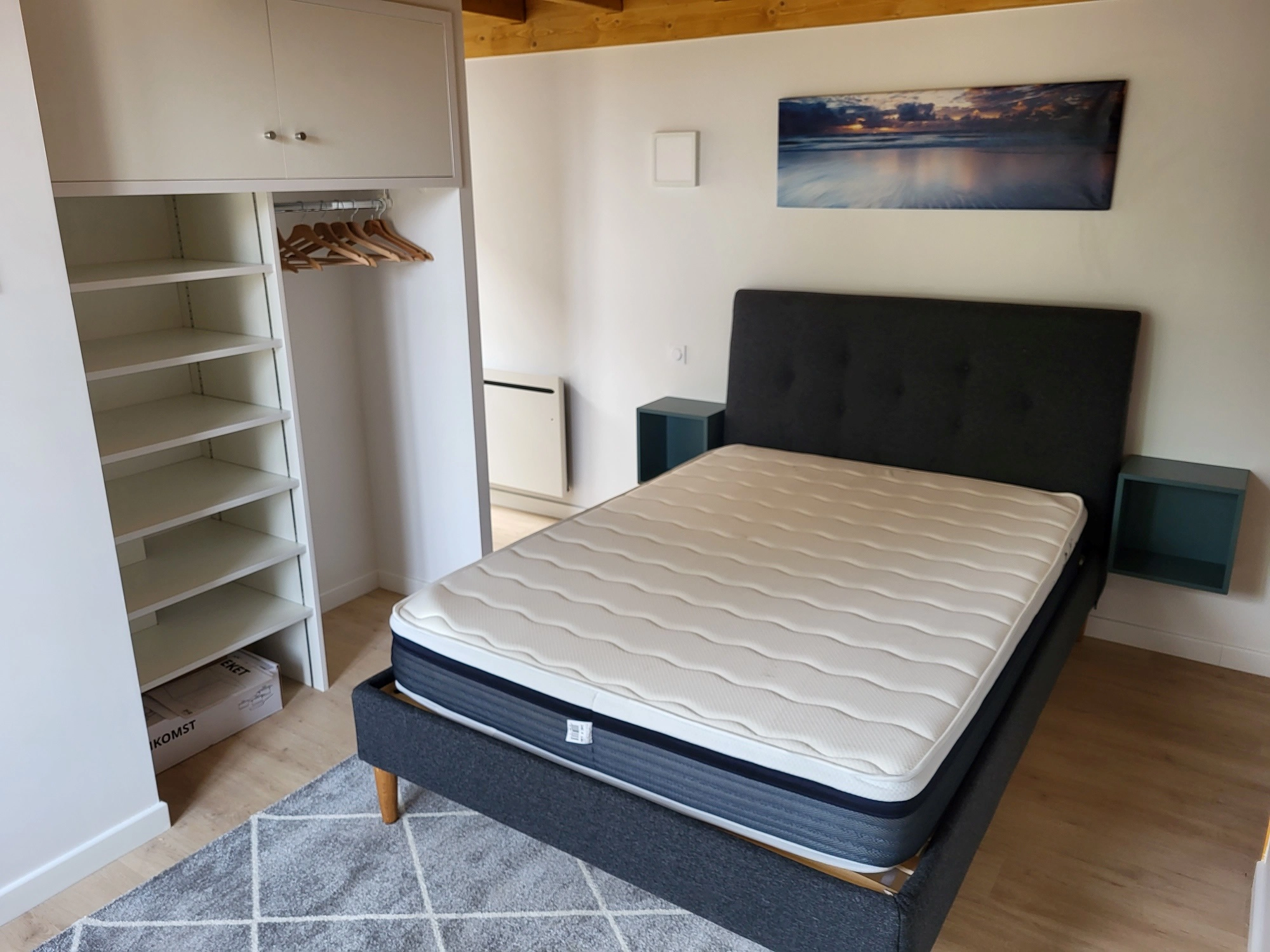 Lit double avec placard de rangement