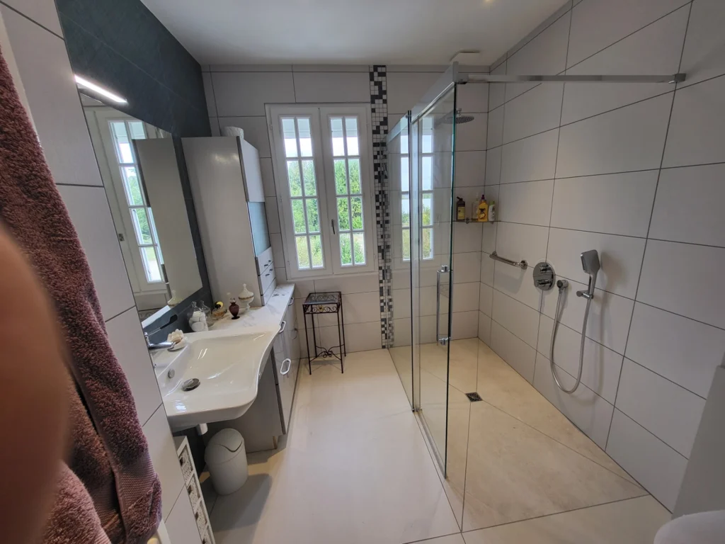 Salle de bain PMR avec aménagements accessibles pour personnes à mobilité réduite