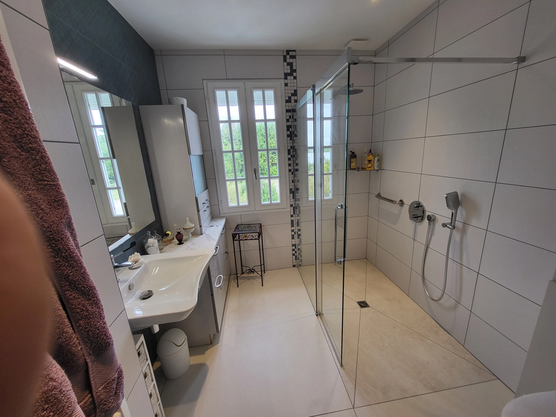 Salle de bain PMR avec aménagements accessibles pour personnes à mobilité réduite