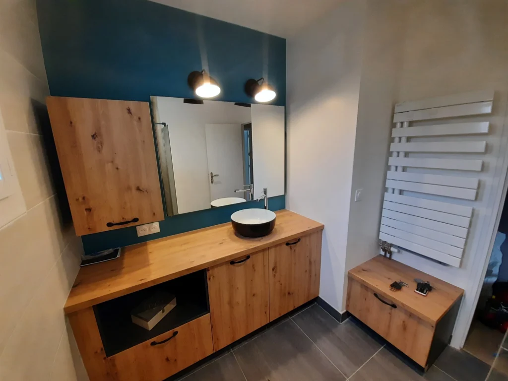 Salle de bain avec meubles en bois, avec assise intégrée et vasque bol posée sur plan
