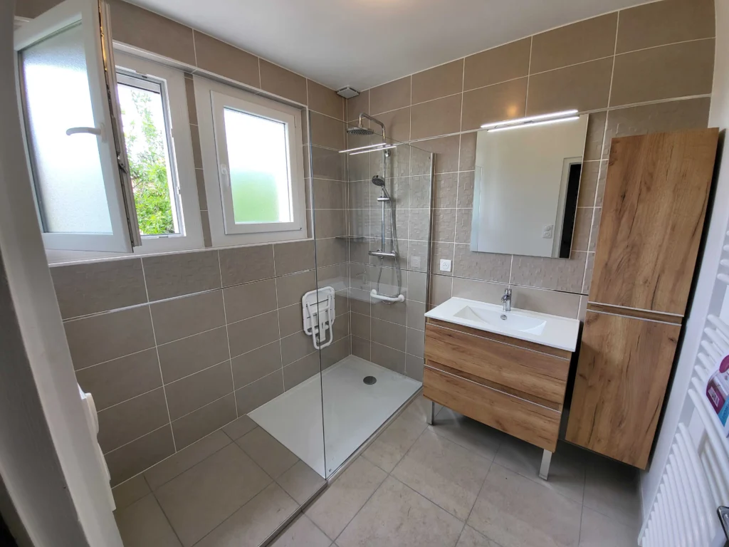 Salle de bain avec baignoire, douche receveur slim et assise rétractable intégrée