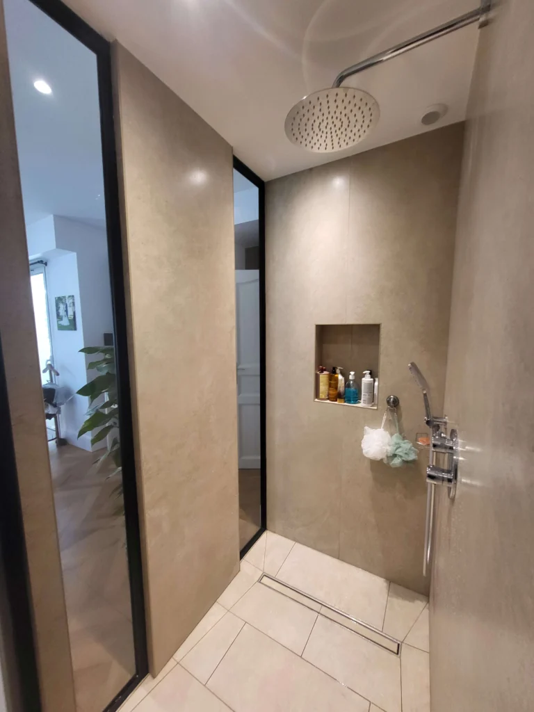 Salle de bain de suite parentale avec baignoire, douche encastrée et verrière moderne