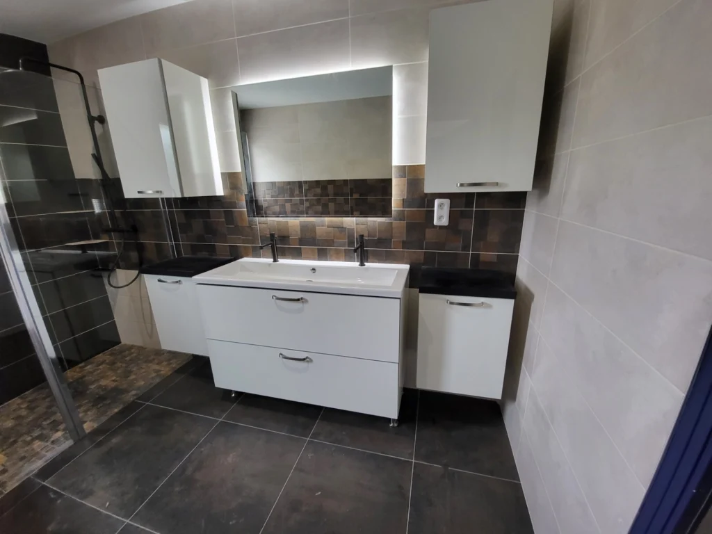 Salle de bain blanche fonctionnelle