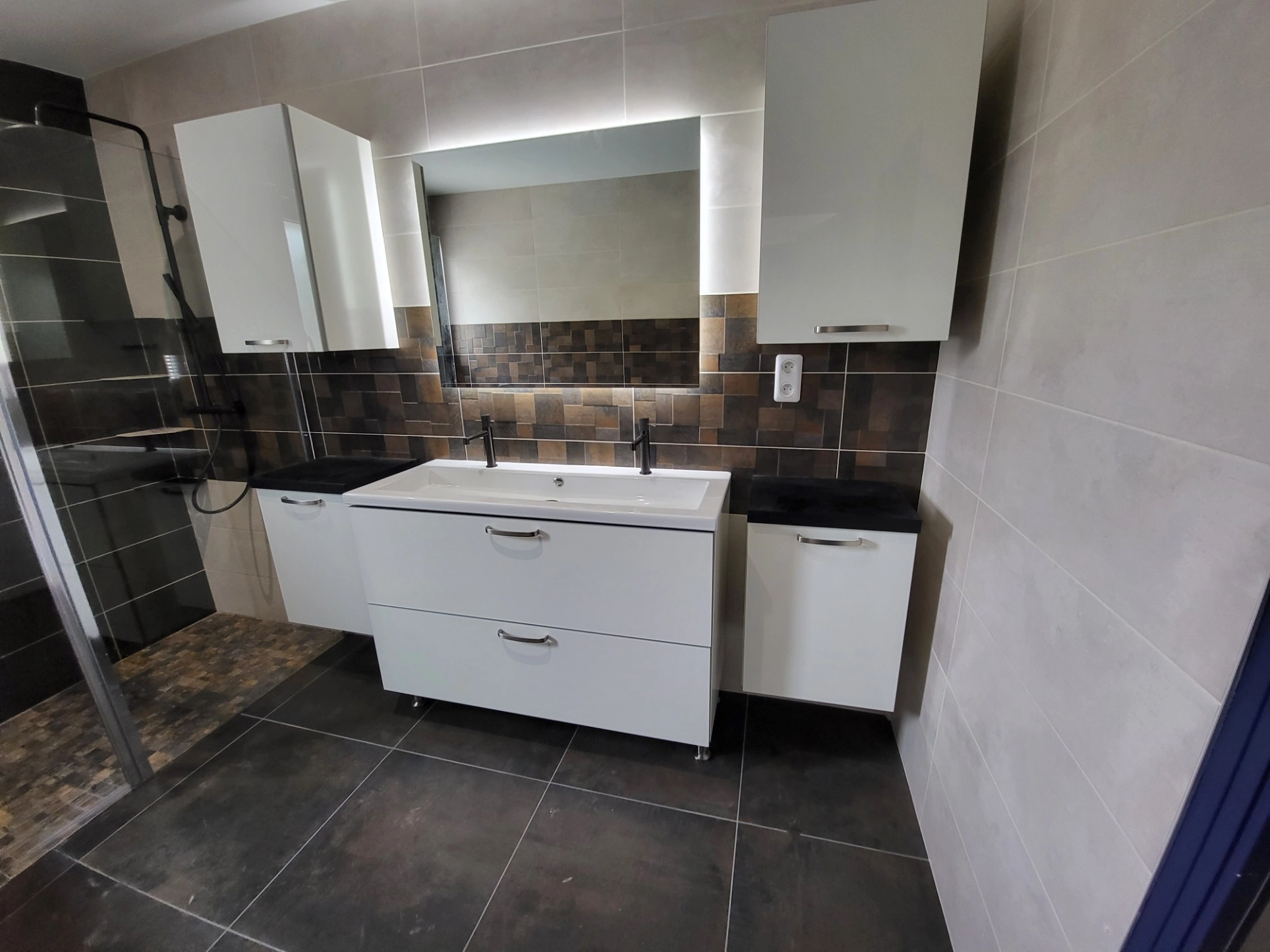Salle de bain blanche fonctionnelle