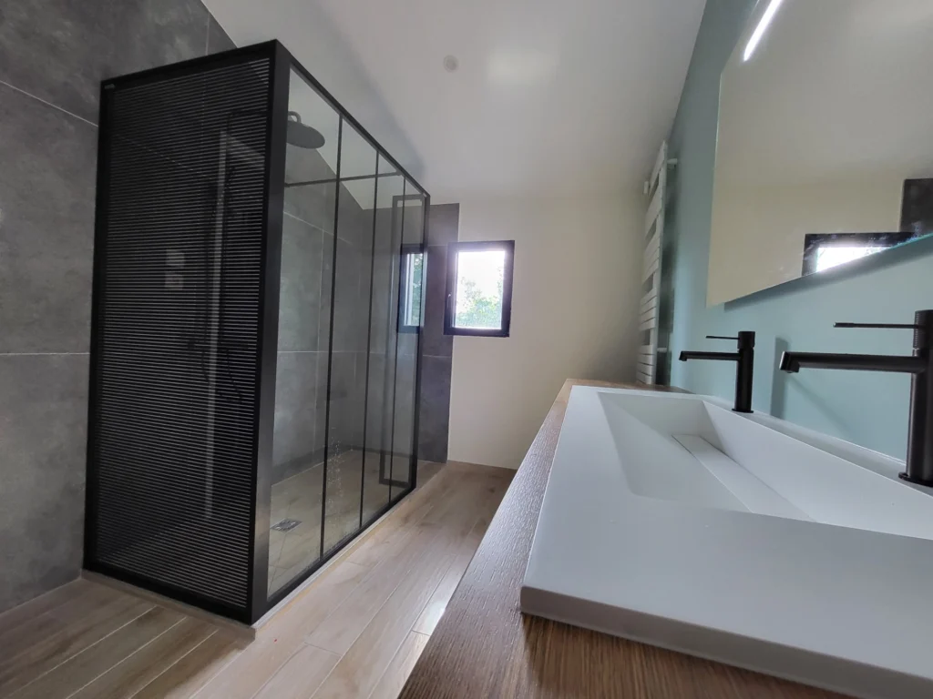 Salle de bain linéaire avec vasque et douche compacte