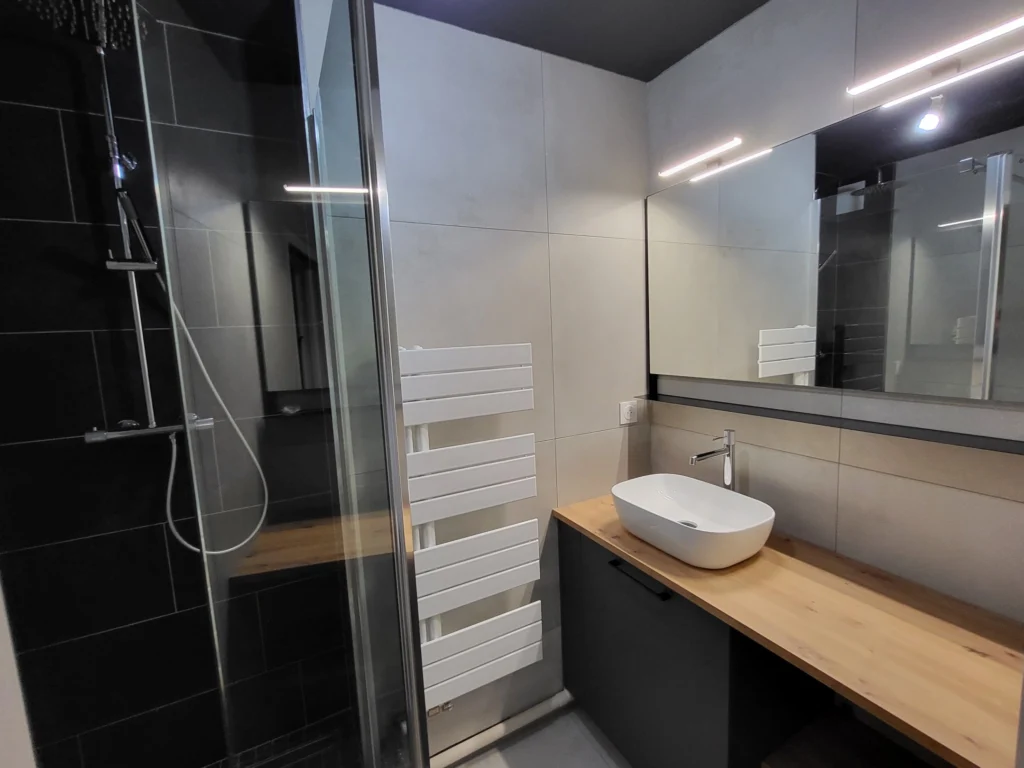 Salle de bain avec miroir et étagères