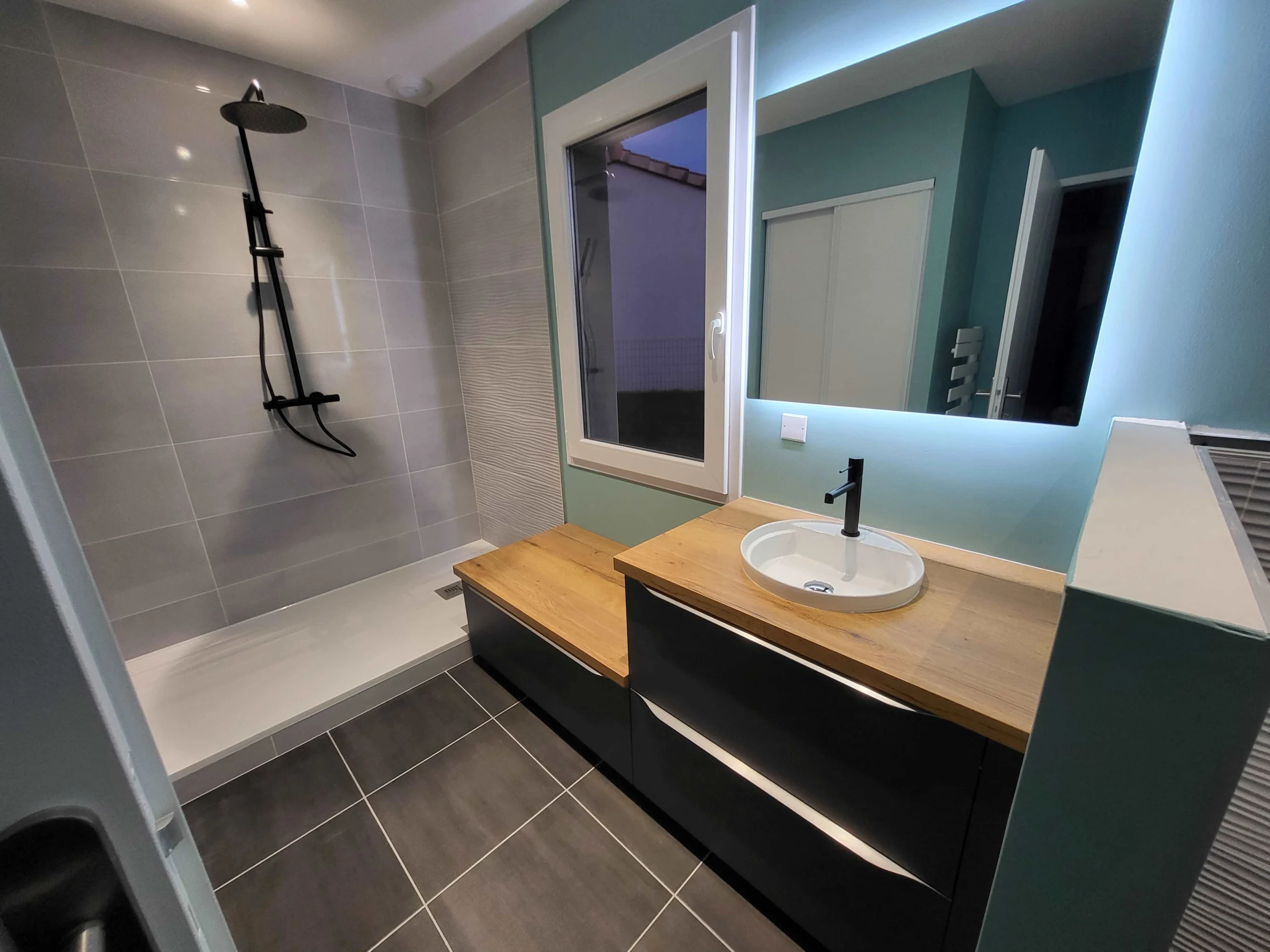 Salle de bain avec miroir rétroéclairant moderne et lumineux