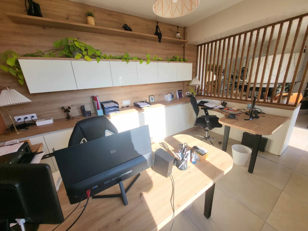 Aménagement de bureaux en bois avec une séparation en claustra