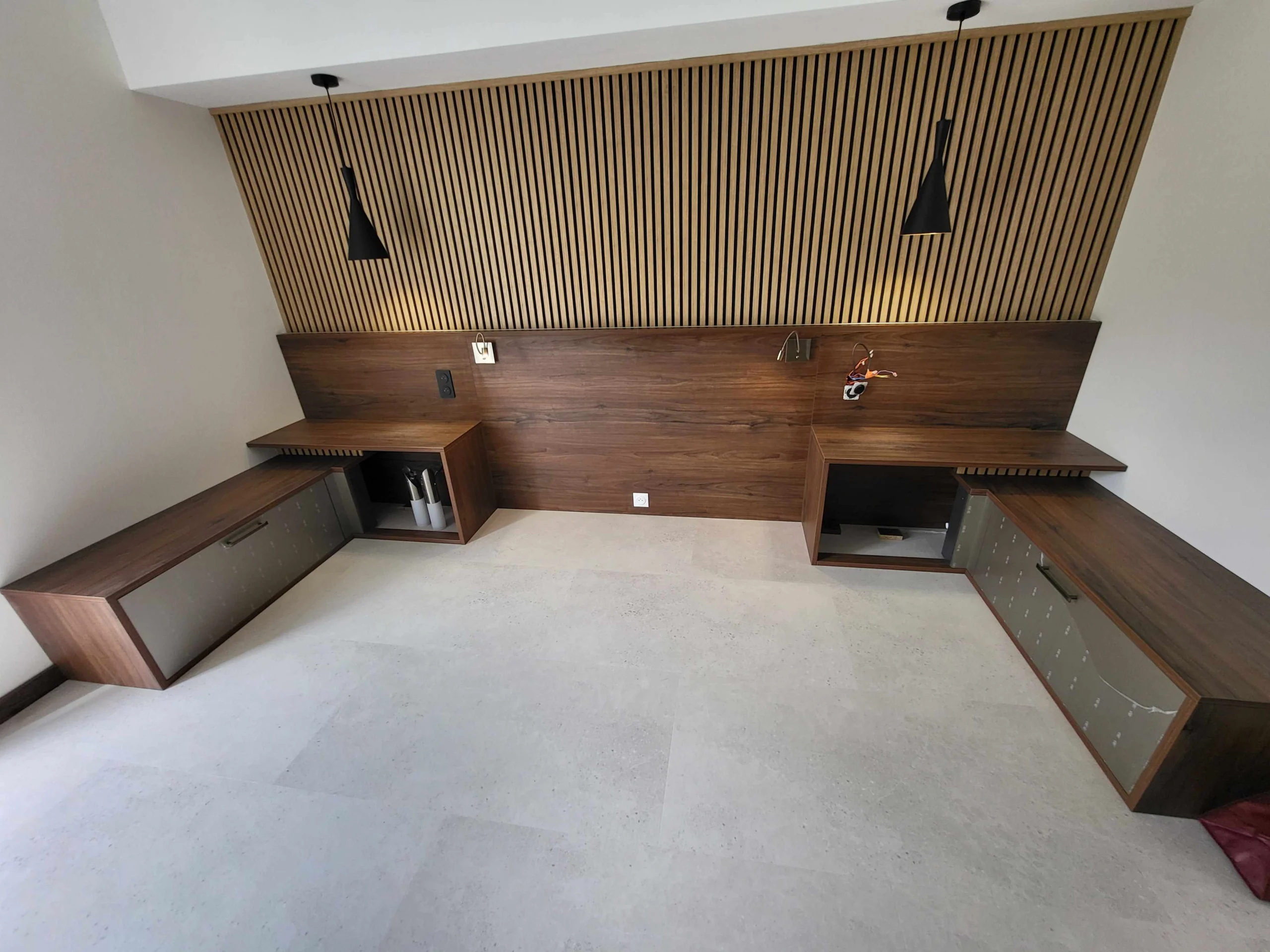 Grande chambre parentale avec meubles de rangements en bois