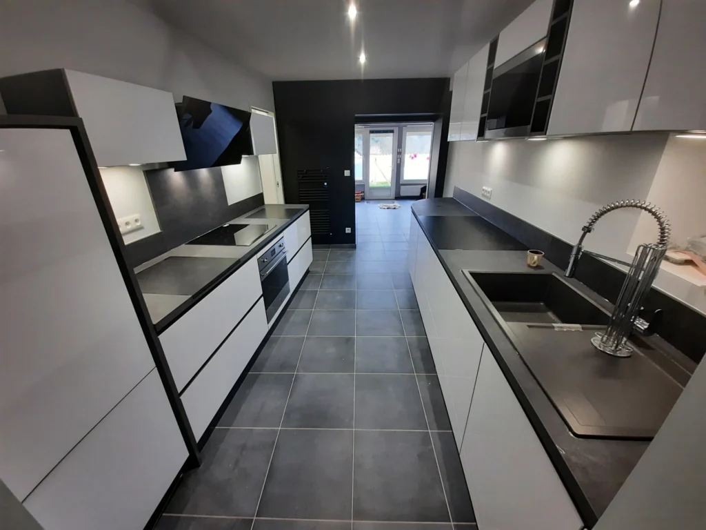 Cuisine en noir et blanc dans un passage avec insert intégré et éclairage LED moderne