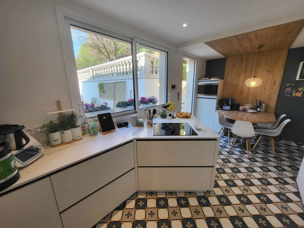 Cuisine à Poitiers avec plan en angle 135°, plaque de cuisson Bora et évier sous plan en Dekton