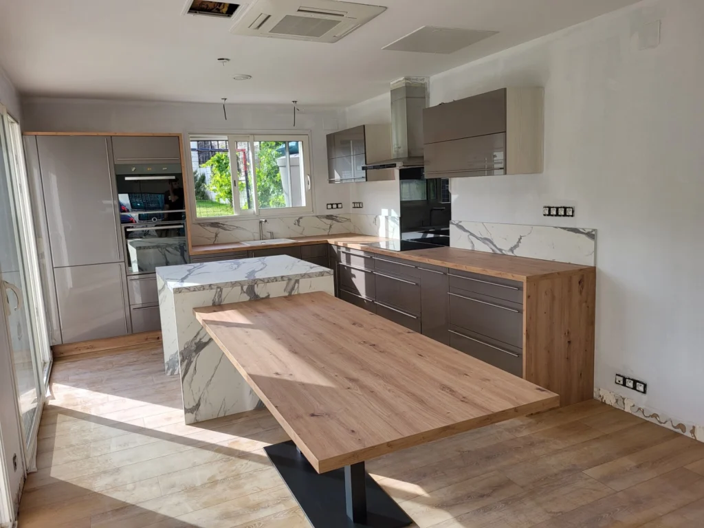 Cuisine moderne à Poitiers Sud avec plan de travail marbré élégant