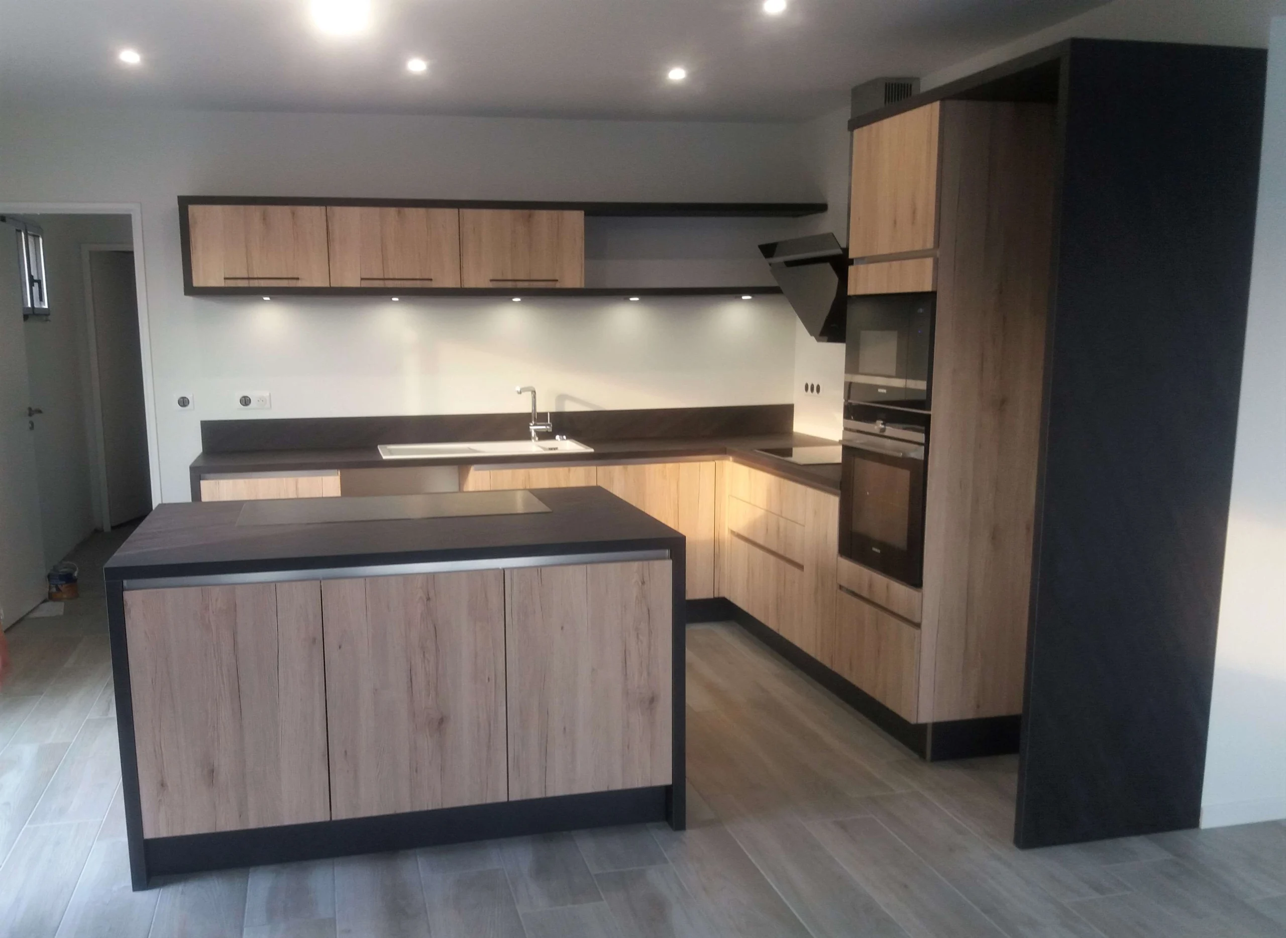 Cuisine en bois à Compiègne avec îlot central moderne