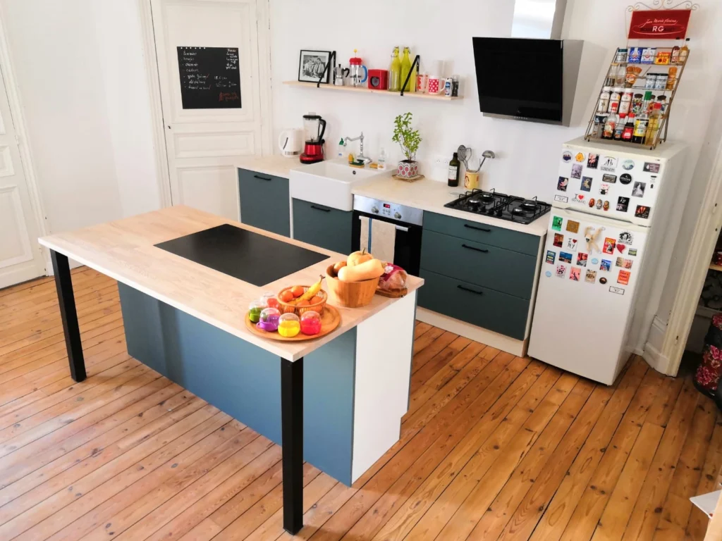 Cuisine couleur azur avec un ilot au centre de Poitiers