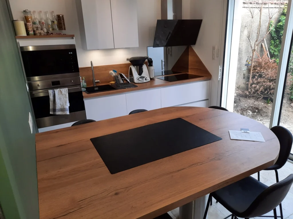 Cuisine blanche et en bois avec une table en ilot au centre de Poitiers