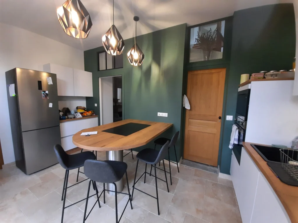 Cuisine au centre de Poitiers avec une table en ilot et un pied en inox