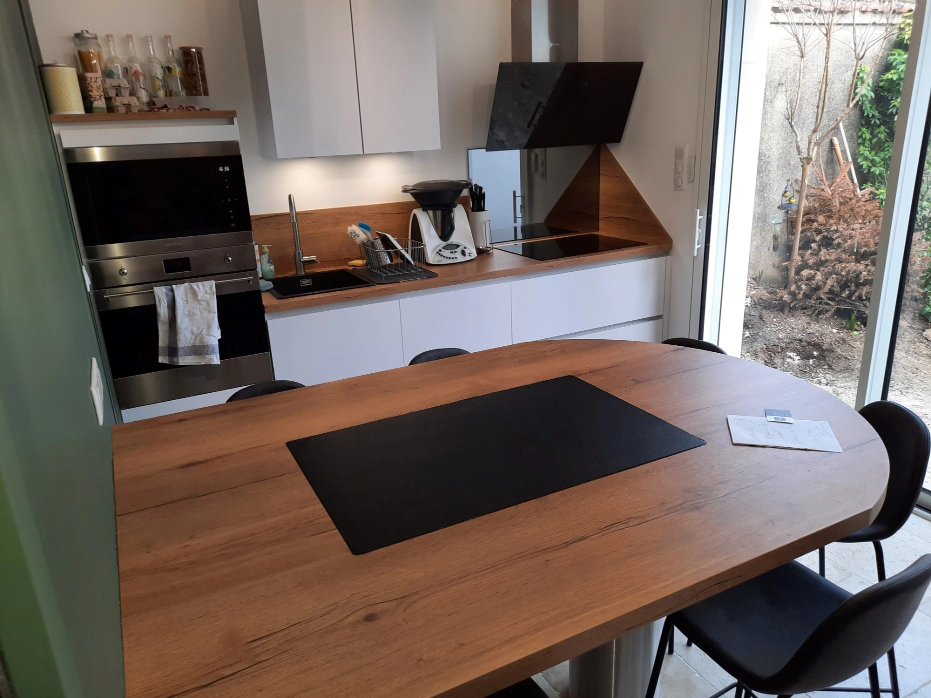 Cuisine blanche et en bois avec une table en ilot au centre de Poitiers