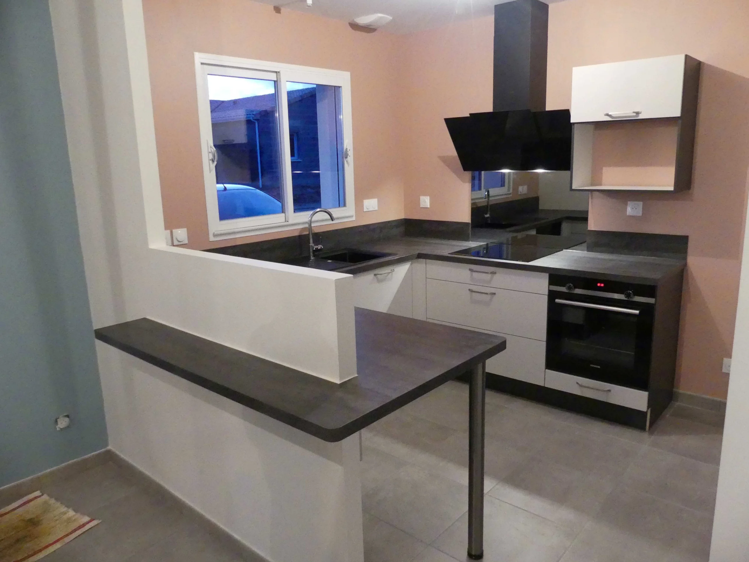 Cuisine avec crédence miroir réfléchissante et table encastrée intégrée