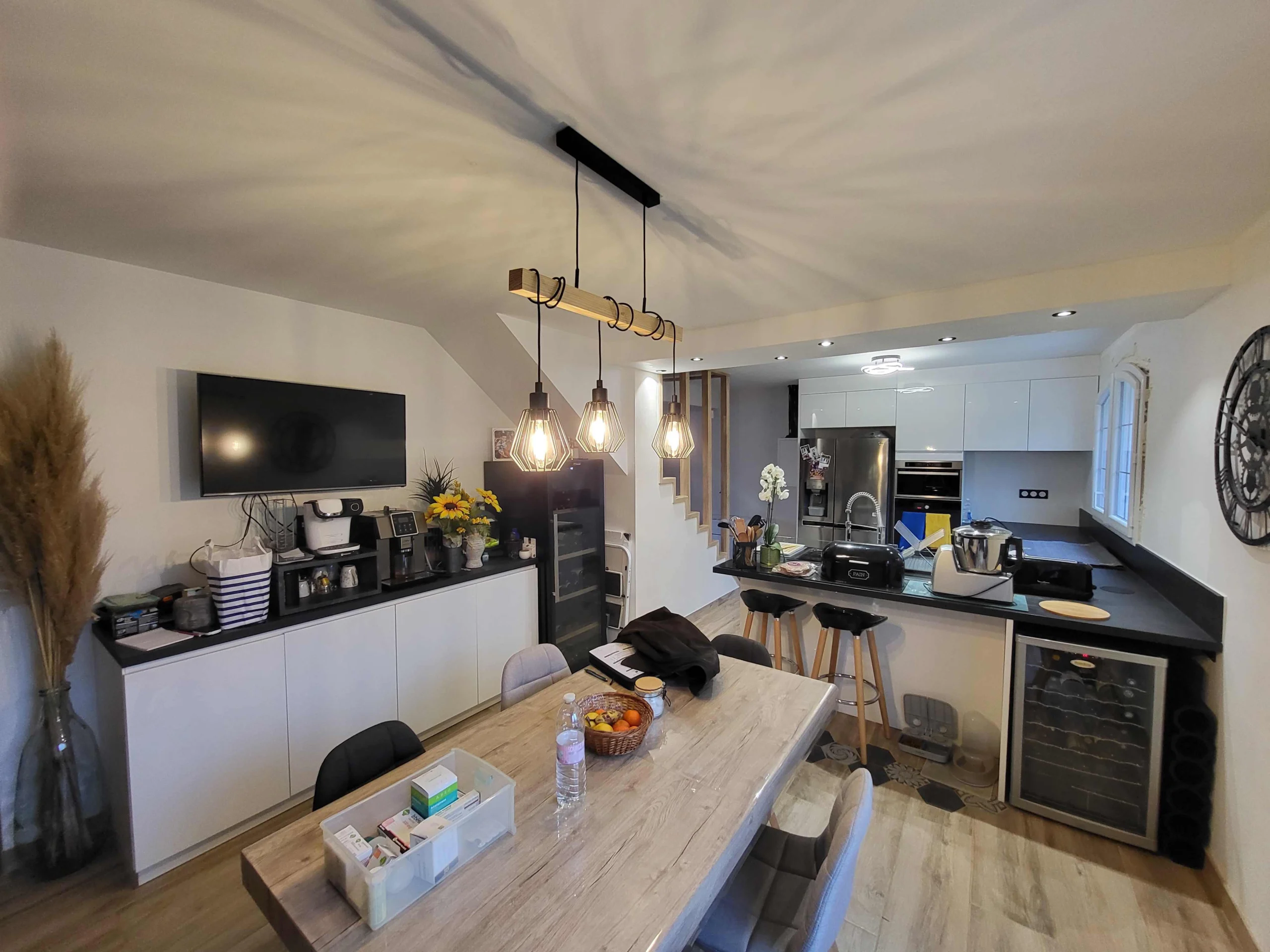 Cuisine en U avec niche pour cave à vin et rangements supplémentaires optimisés