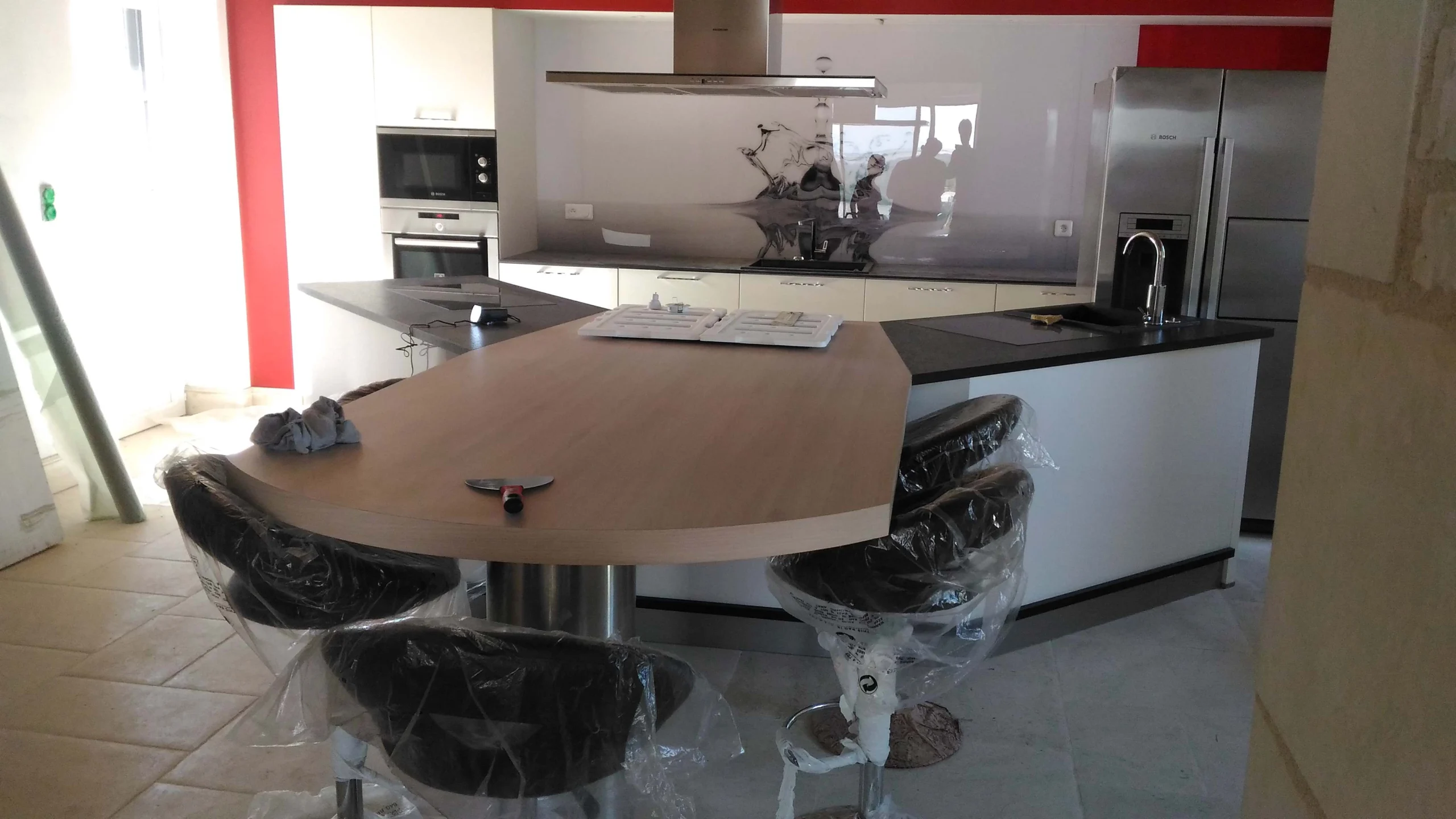 Cuisine moderne avec plan de travail et table en Y