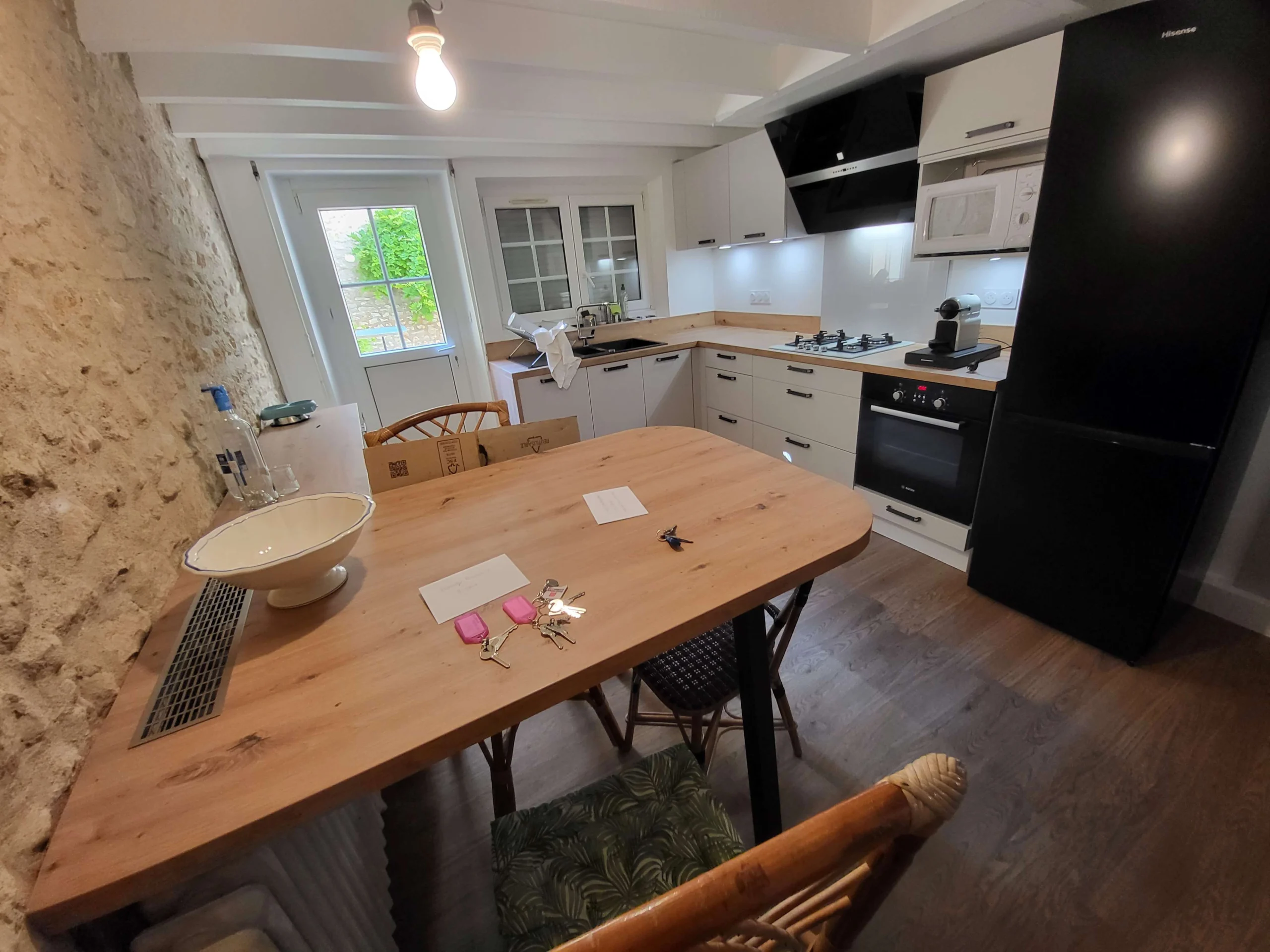 Cuisine moderne blanche et en bois à faible hauteur sous poutres