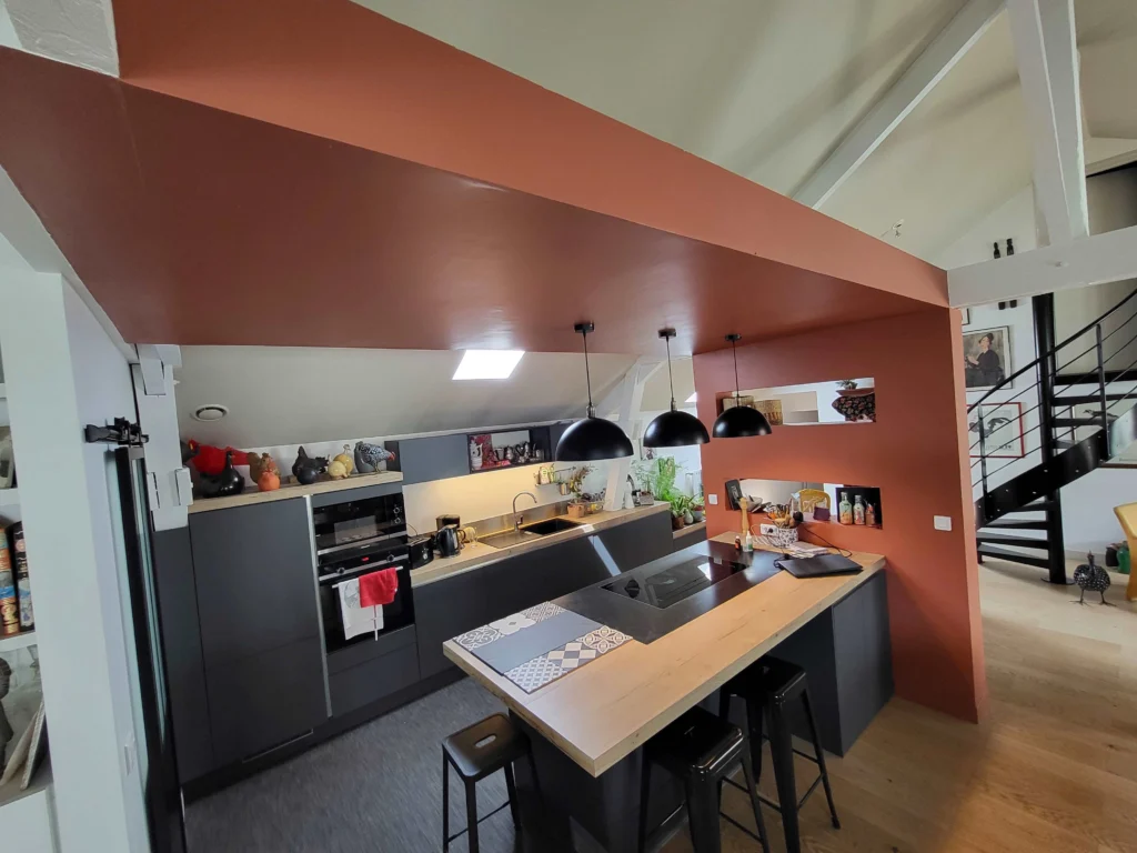 Cuisine loft au sud de Poitiers avec structure apparente, insert intégré et plan en granit