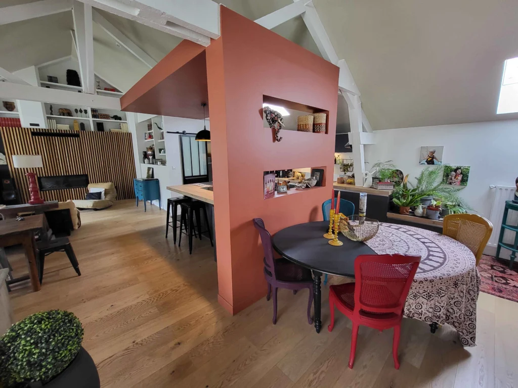 Cuisine loft au sud de Poitiers avec structure apparente industrielle