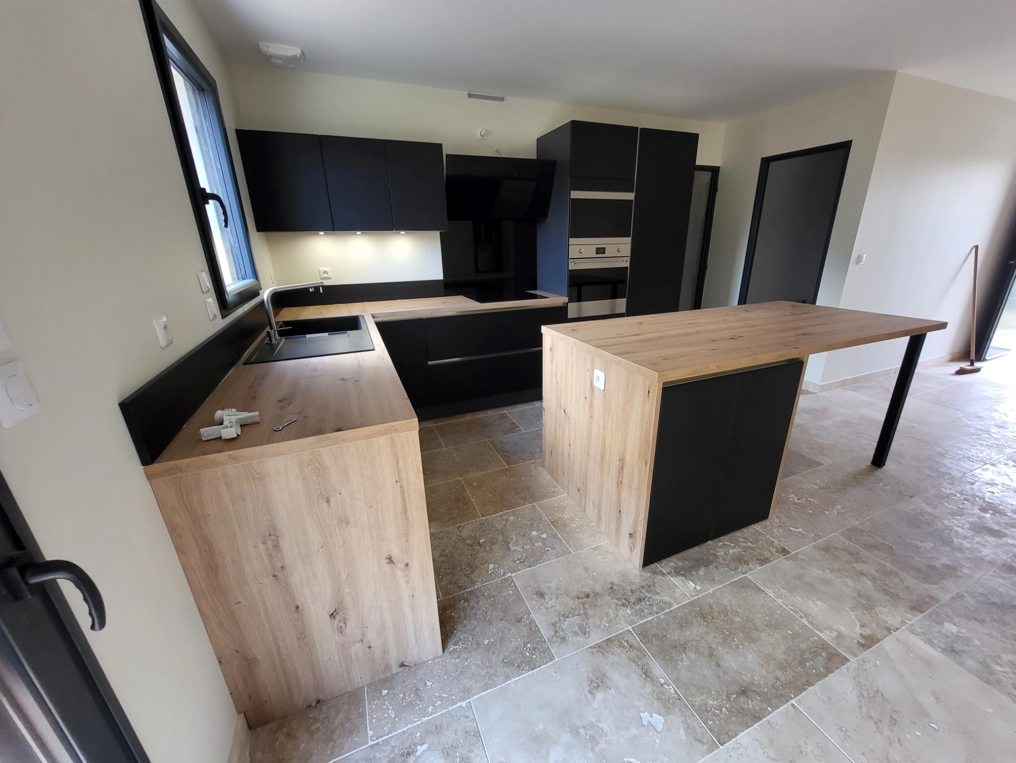 Cuisine ouverte en bois avec ilot