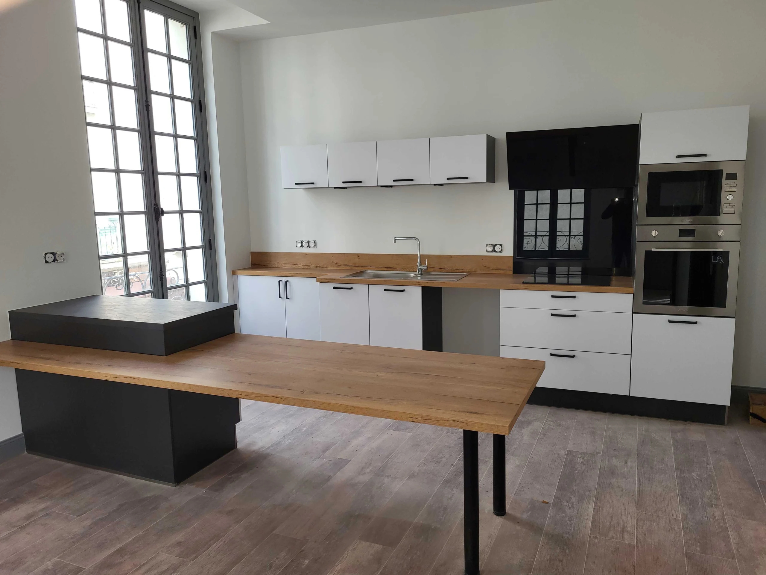 Cuisine en presqu’île avec table encastrée dans le mobilier