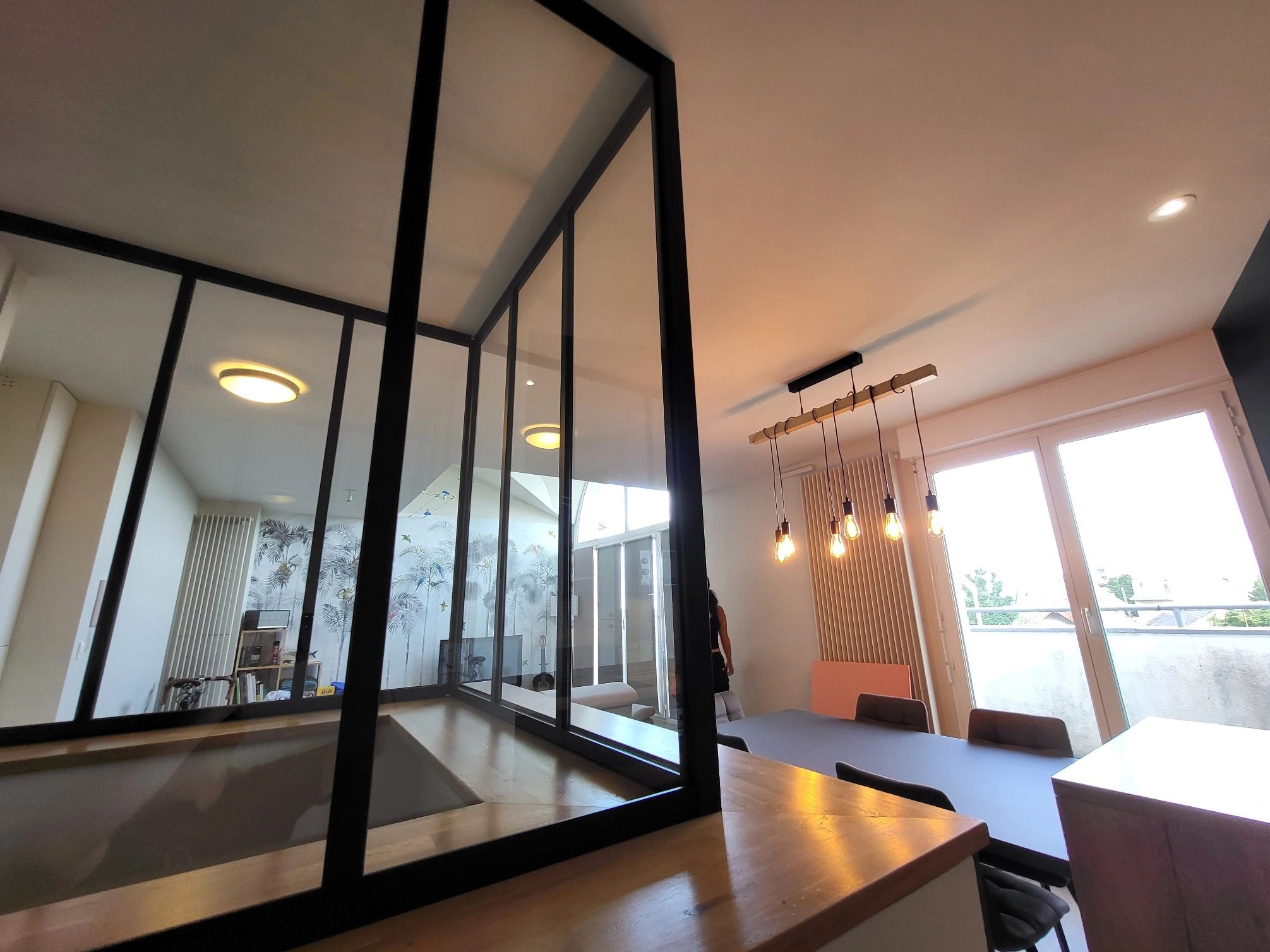 Verrière en U entourant un grand meuble, séparant les espaces avec style