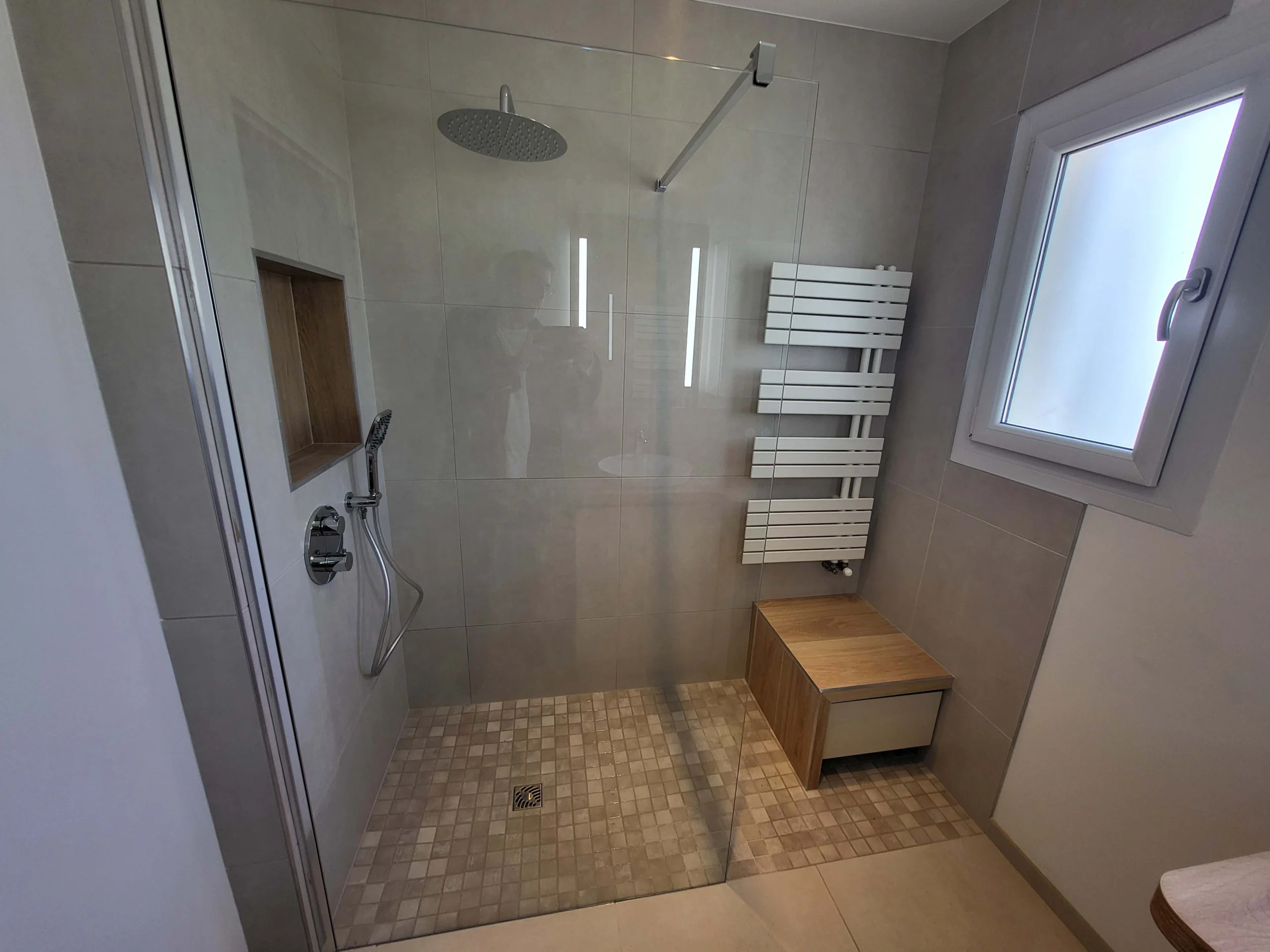 Salle de bain avec baignoire, douche et robinetterie encastrée