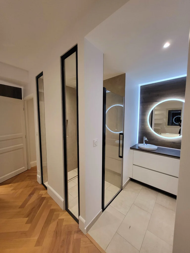 Salle de bain de suite parentale avec baignoire, douche et verrière moderne
