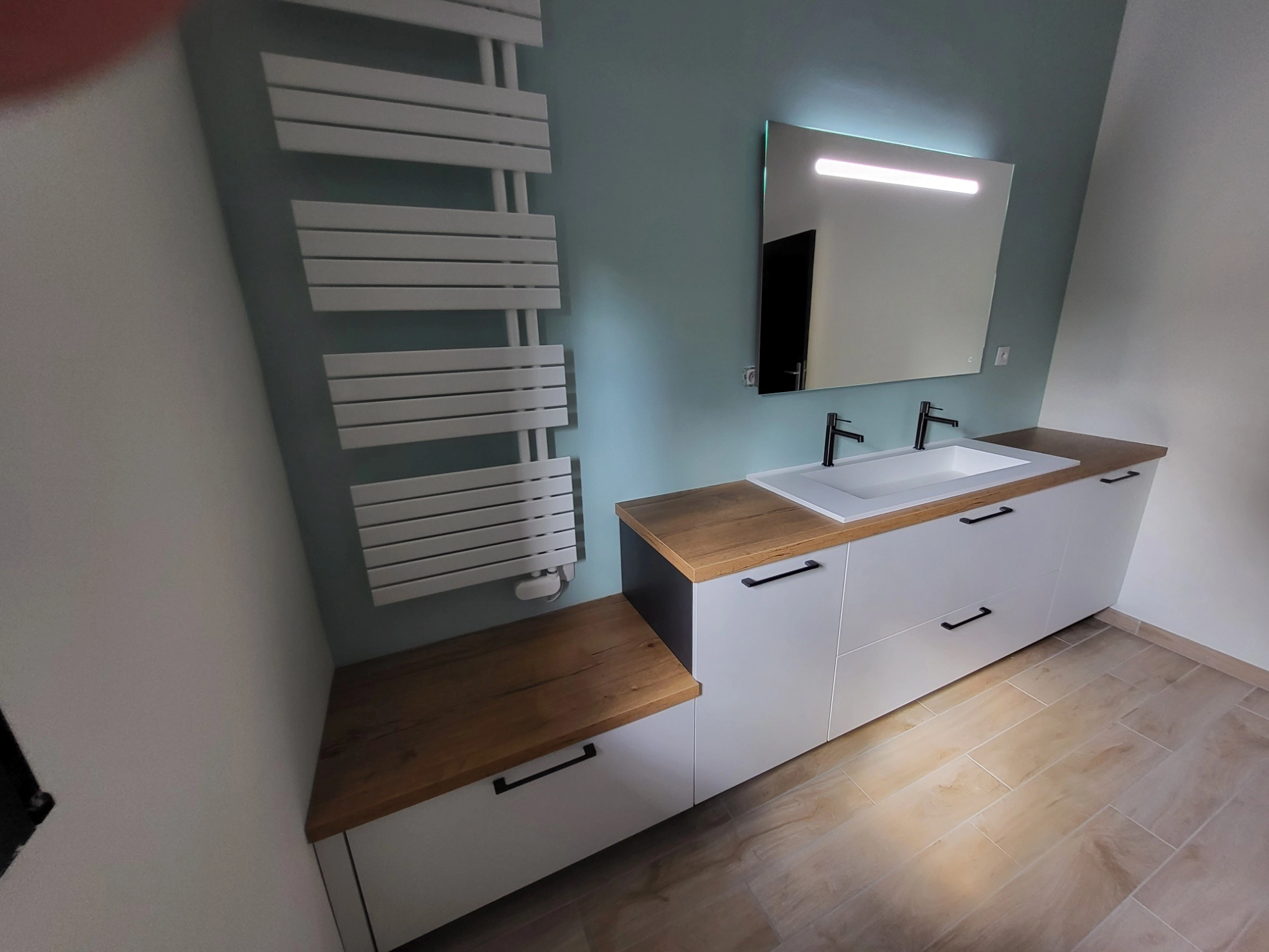 Salle de bain linéaire avec douche équipée d’une assise intégrée