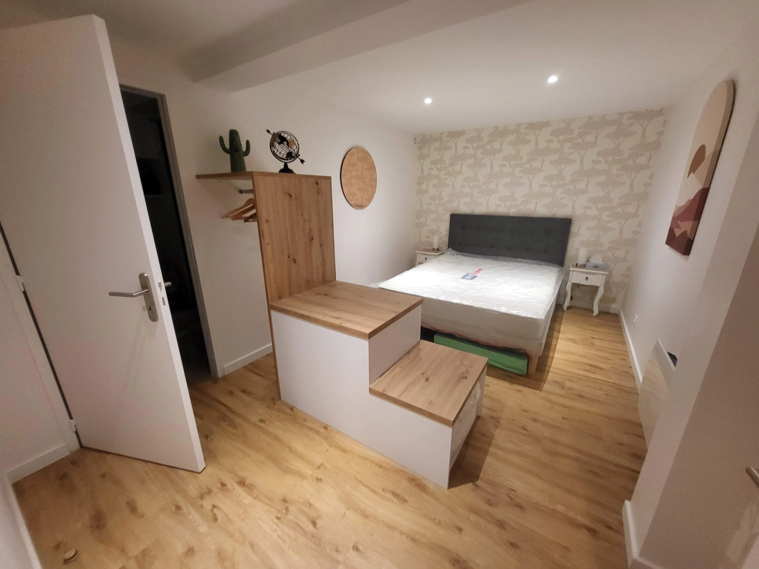 Chambre d'amis avec un petit espace de rangement en bois clair