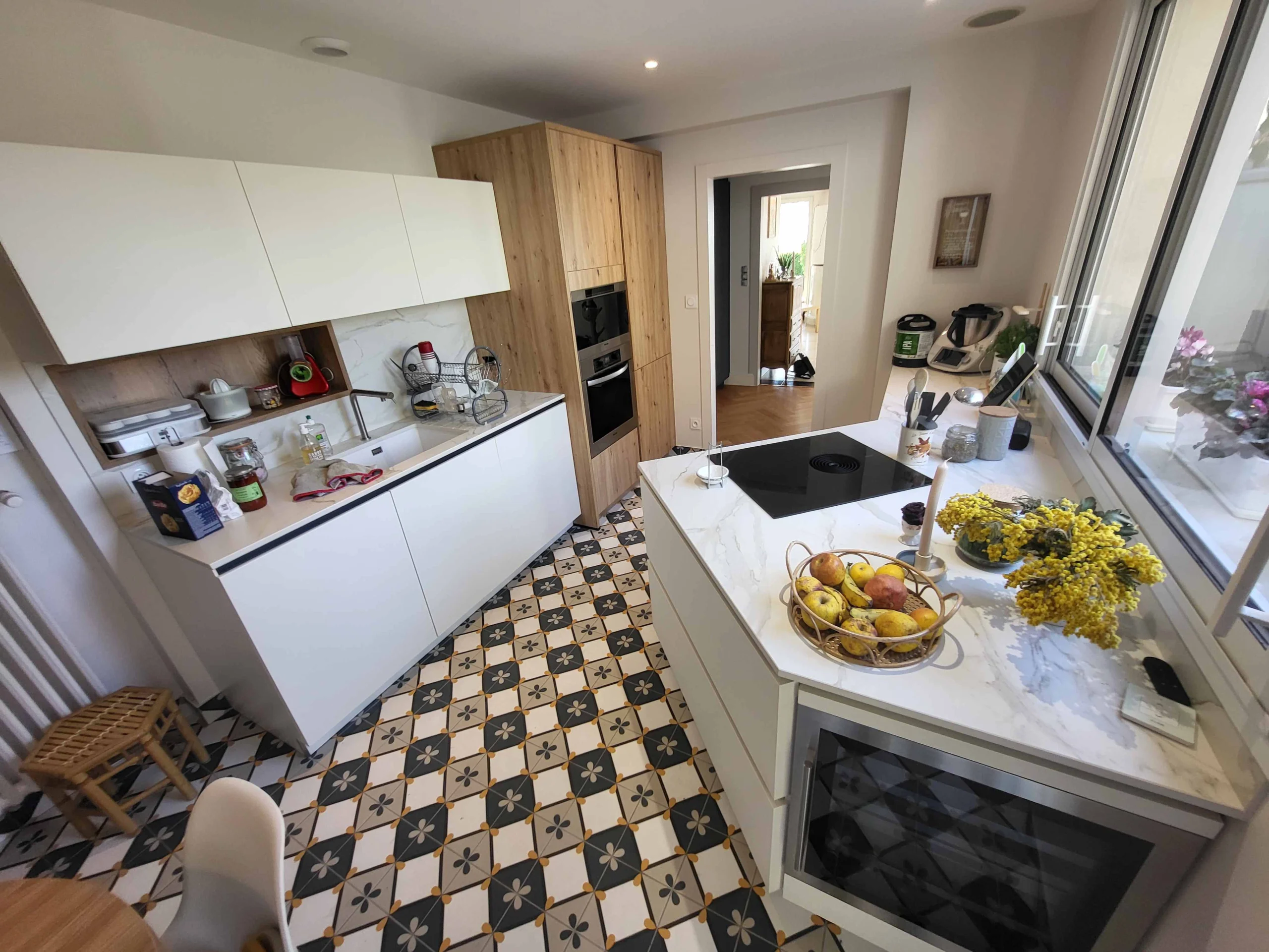 Cuisine à Poitiers avec plan en angle 135°, plaque de cuisson Bora et évier sous plan en Dekton