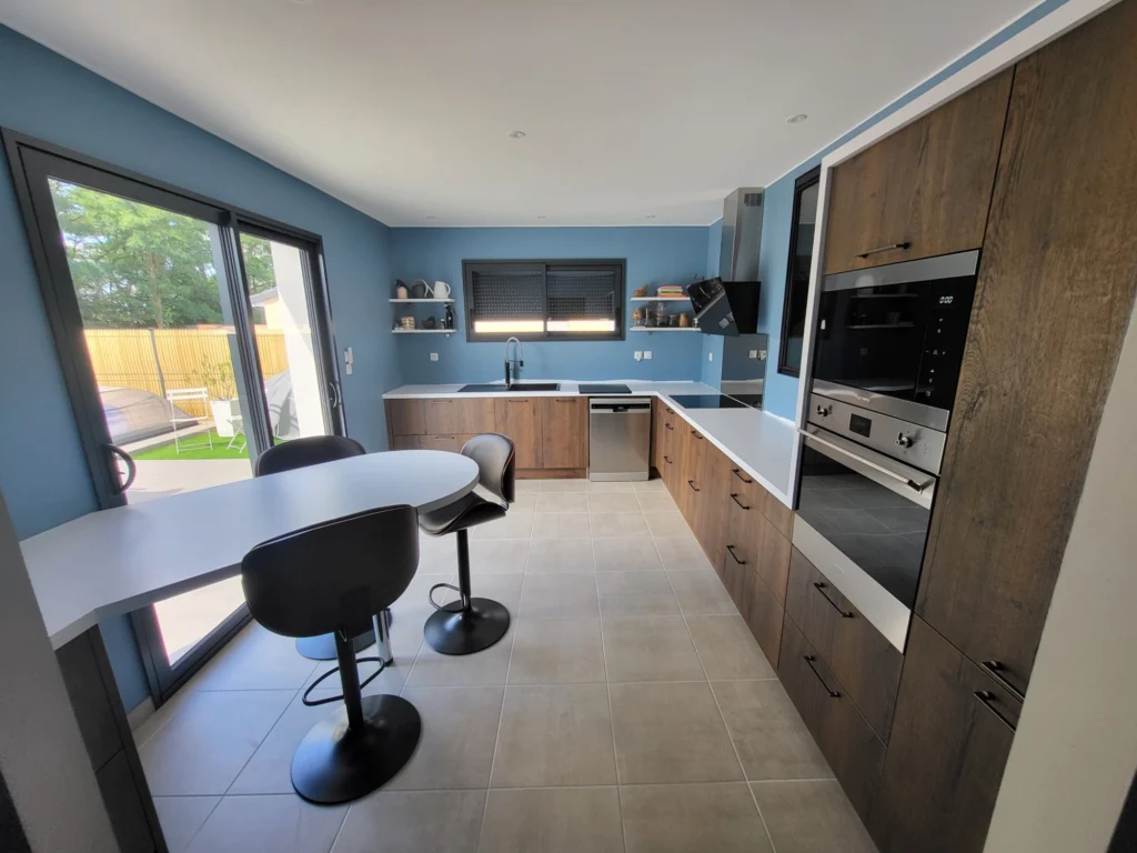 Cuisine avec table en biais à Vouneuil -sous-Biard