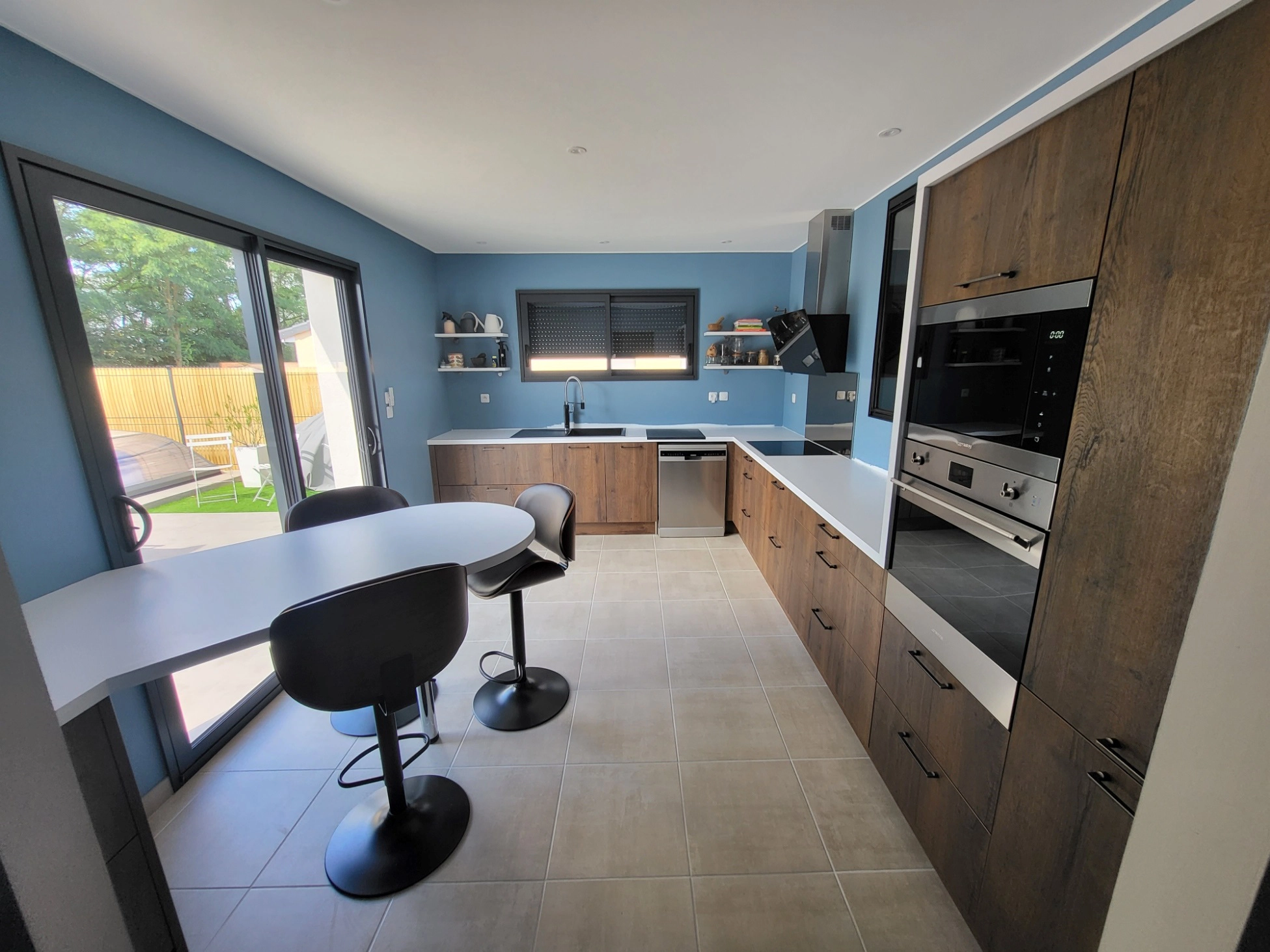 Cuisine avec table en biais à Vouneuil -sous-Biard