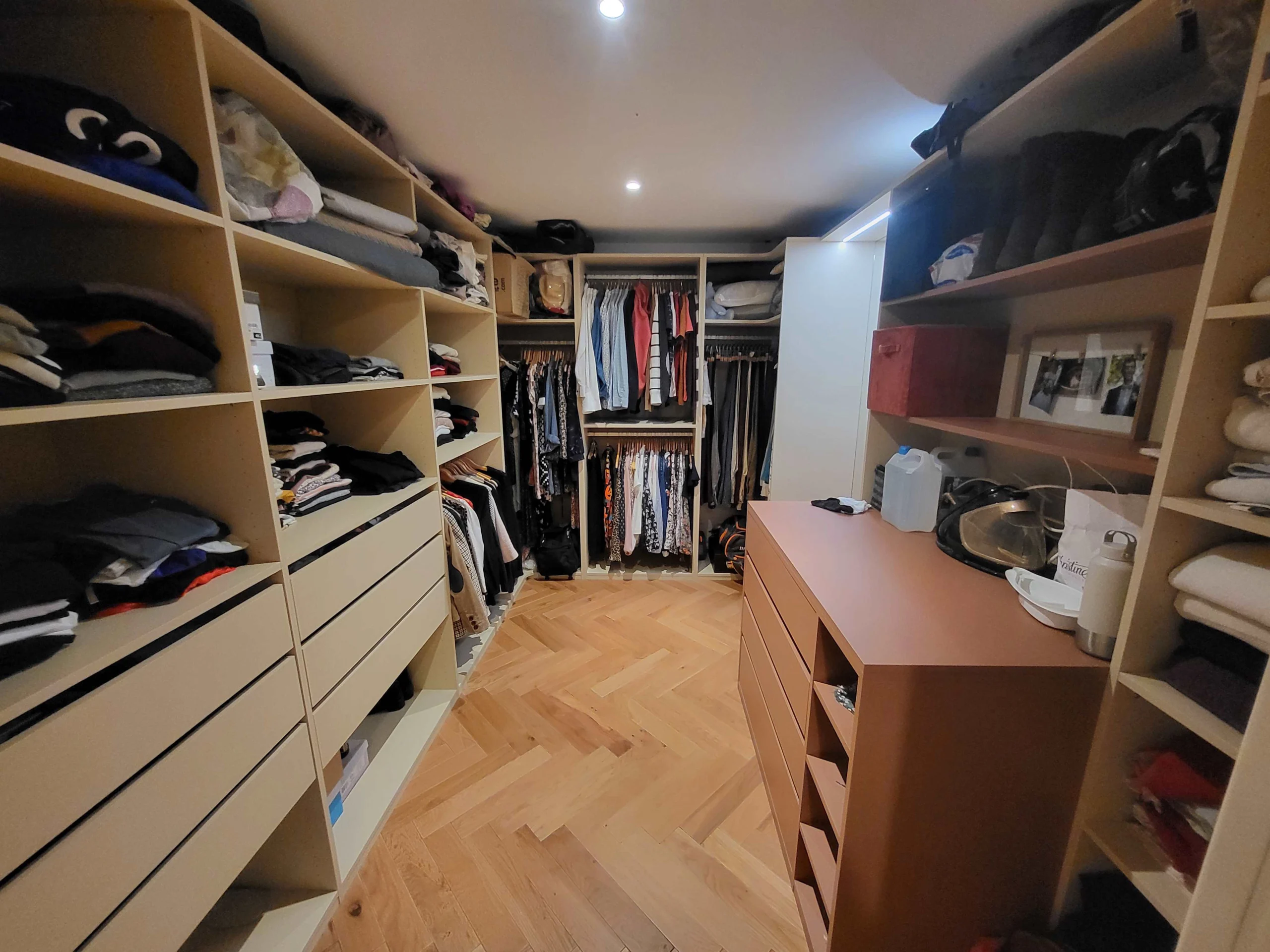 Espace dressing fonctionnel et organisé pour le rangement des vêtements