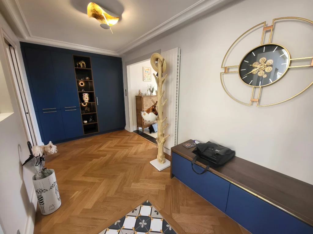 Entrée avec porte dissimulée au design épuré et discret