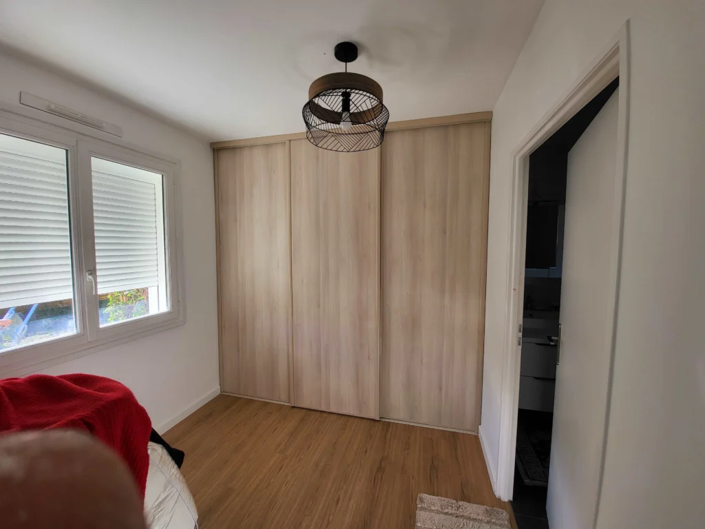 Placard avec portes coulissantes en bois