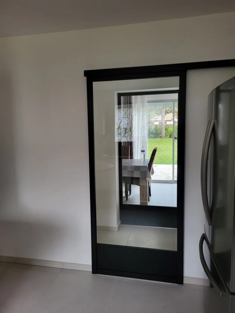 Porte verrière en applique fixée sur le mur, style industriel et lumineuse