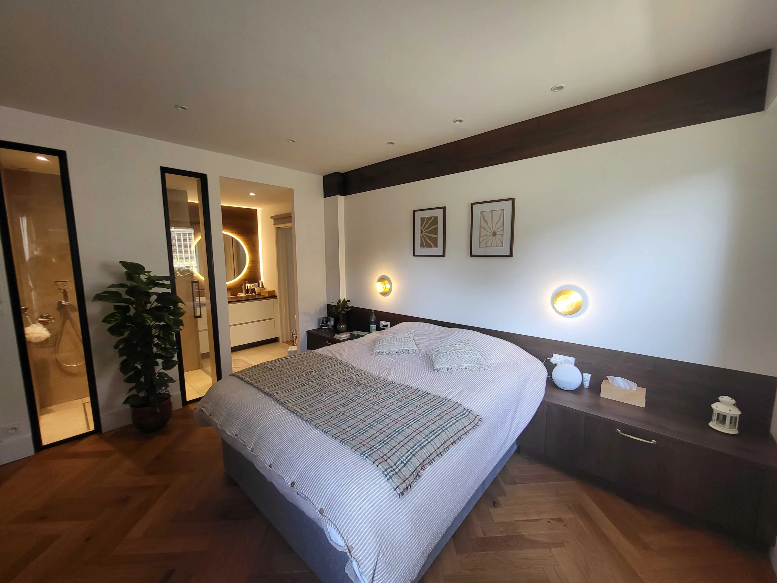 Suite parentale moderne avec murs blancs et salle de bain attenante